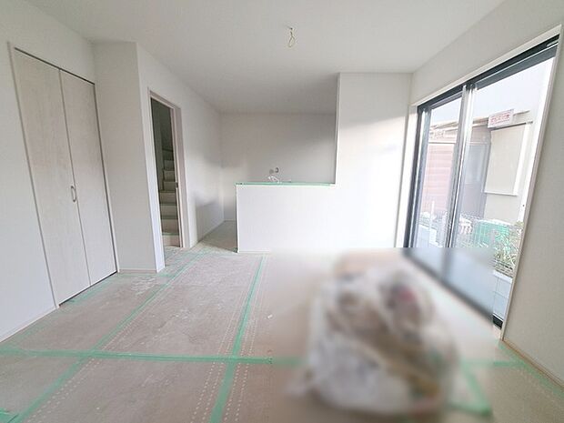 家族の集まるリビングは気持ちの良い自然光が差し込む団欒空間。室内のご見学予約も随時、受付中ですのでお気軽にお問合せください。