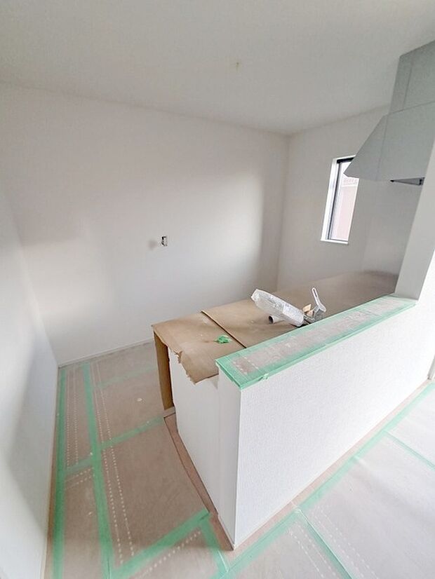 お料理をしながらリビングの家族やゲストとの会話が楽しめるカウンタータイプのキッチン。毎日のお料理を楽しく快適に。