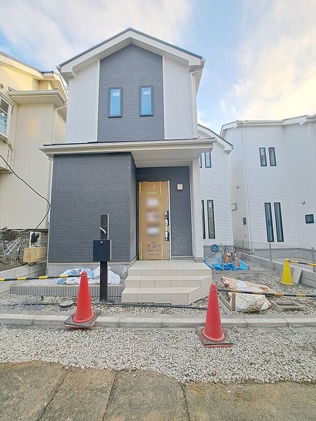 周辺の街並みの中で適度な主張、生活に溶け込むシンプルなデザインの外観が魅力の一戸建です。