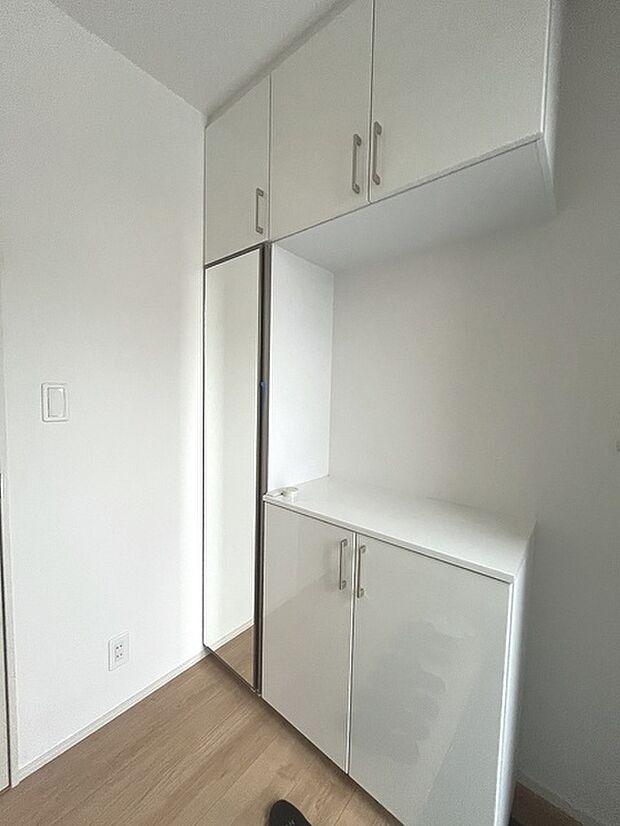 コンパクトながらも、使い勝手の良い玄関スペース。明るいデザインと、収納スペースを効果的に配置することで、使い勝手を最大限に引き出しています。