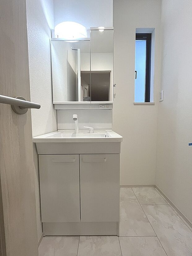 三面鏡に洗面台。 コンセントに照明機能、多機能性を備えた設備です。