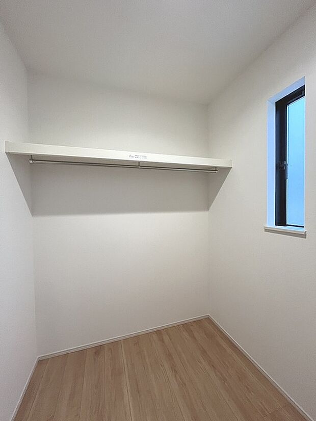 沢山のお洋服などを収納できそうなウォークインクローゼット。