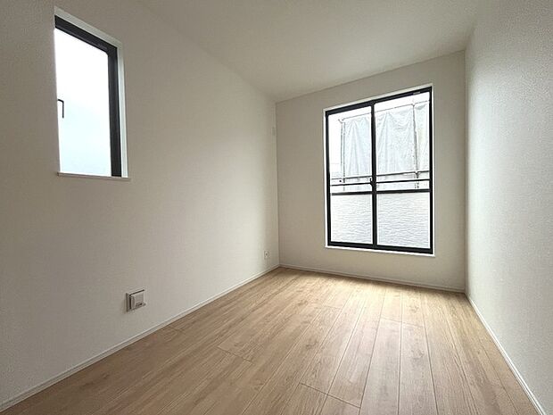 実際に室内をご見学頂くと生活のイメージが広がると思います。家具を置いたイメージや窓からの景色など。周辺で販売に出している物件も一緒にまとめてご見学頂き、比較する事もできます。