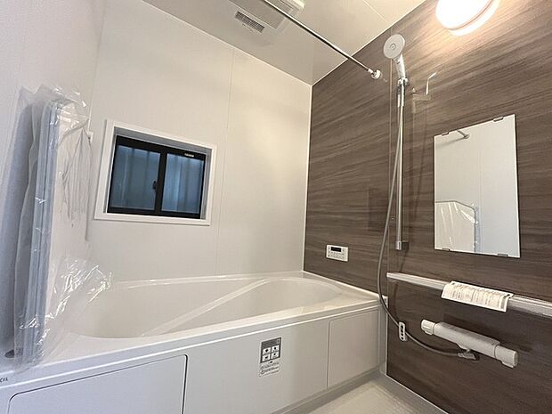 一日の疲れを癒してくれるゆったりとしたバスルームです。 