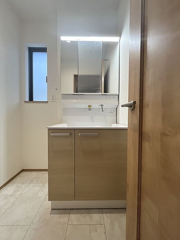 三面鏡に洗面台。 コンセントに照明機能、多機能性を備えた設備です。  