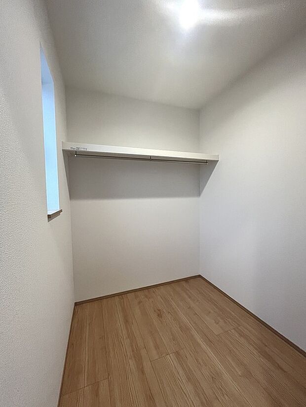 沢山のお洋服などを収納できそうなウォークインクローゼット。