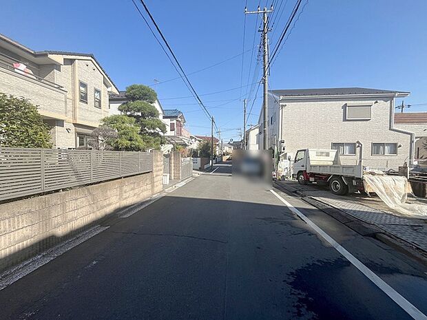 安心して暮らすことのできる住宅街。　住宅地の道路は一般に交通量が少なく車などの騒音が少ないため、住民にとって静かな生活環境が提供されます。 
