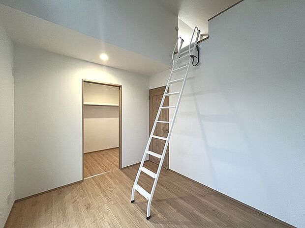 吹抜けの空間を意識した開放感のある間取り。そして上部にロフトを配置。スタイリッシュかつ収納も豊富で長く機能的に住める家を目指して。