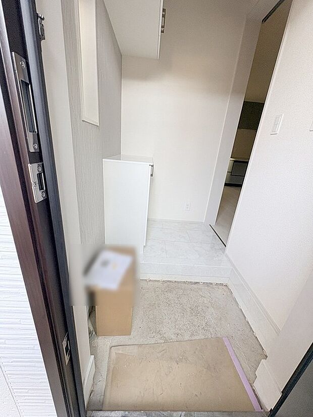 玄関は家の第一印象を左右する重要な場所。ほどよい広さとスタイリッシュな色遣いが印象的です。 