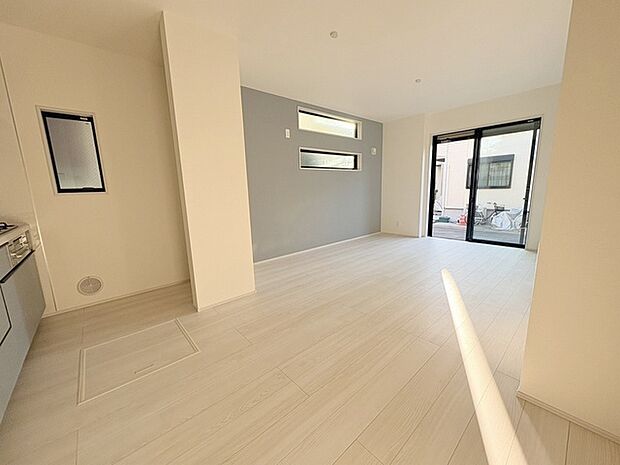 家族の集まるリビングは気持ちの良い自然光が差し込む団欒空間。室内のご見学予約も随時、受付中ですのでお気軽にお問合せください。 