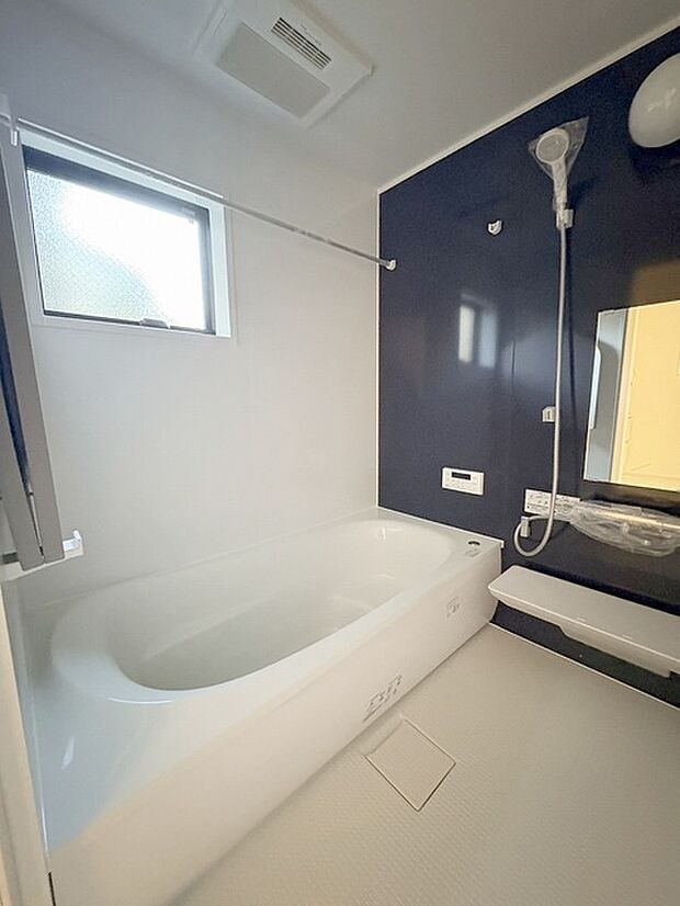 一日の疲れを癒してくれるゆったりとしたバスルームです。 