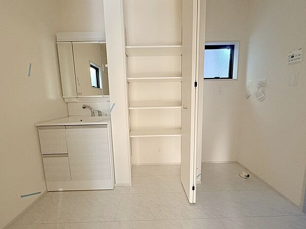 使いやすいタイプの洗面化粧台のあるランドリースペース 