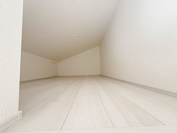 大きな屋根裏部屋はなんだかワクワクしてしまうスペース。季節物の収納など色々な用途に利用できそうな予感。