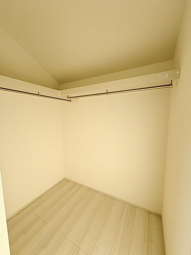 収納スペースがたっぷりと確保されたこの物件では、生活をより快適に送ることができます。