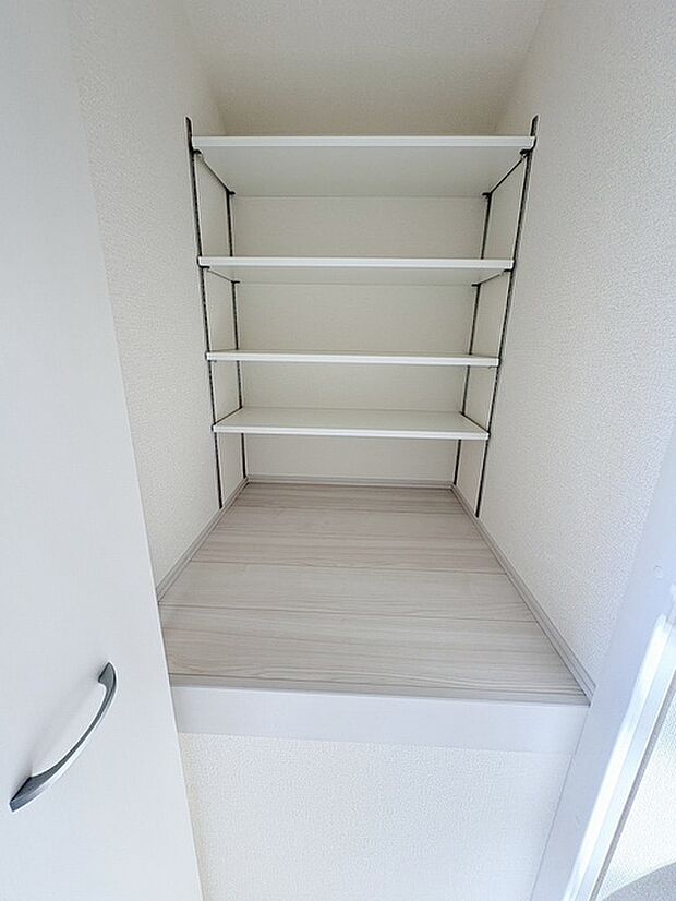 各所に効率的に配置された収納スペースがあり、日常のモノをすっきりと収納できます。 