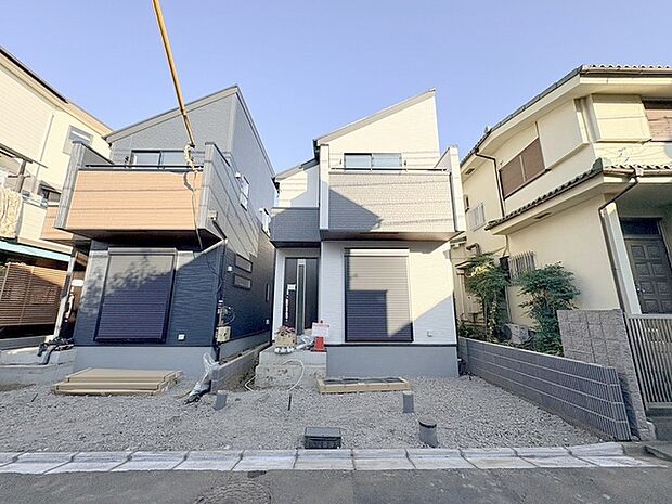 周辺の街並みの中で適度な主張、生活に溶け込むシンプルなデザインの外観が魅力の一戸建です。