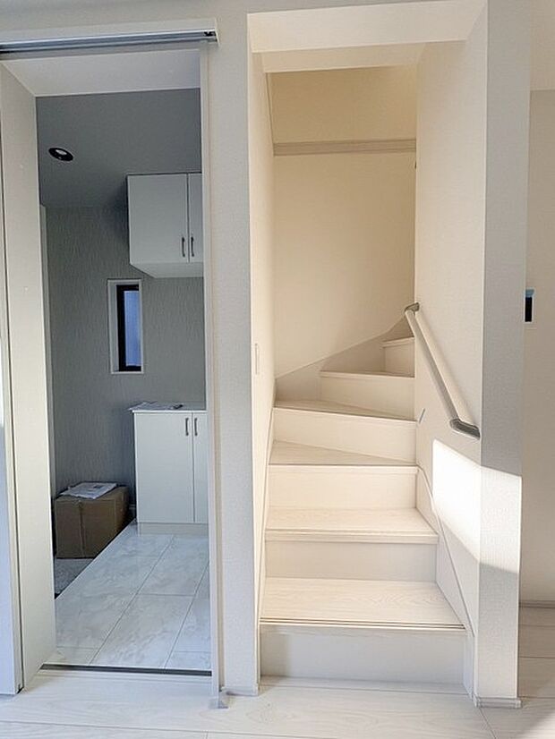 実際に室内をご見学頂くと生活のイメージが広がると思います。家具を置いたイメージや窓からの景色など。周辺で販売に出している物件も一緒にまとめてご見学頂き、比較する事もできます。