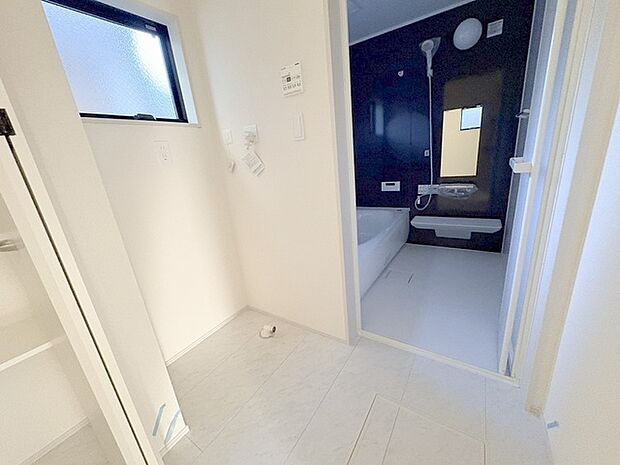 使いやすいタイプの洗面化粧台のあるランドリースペース