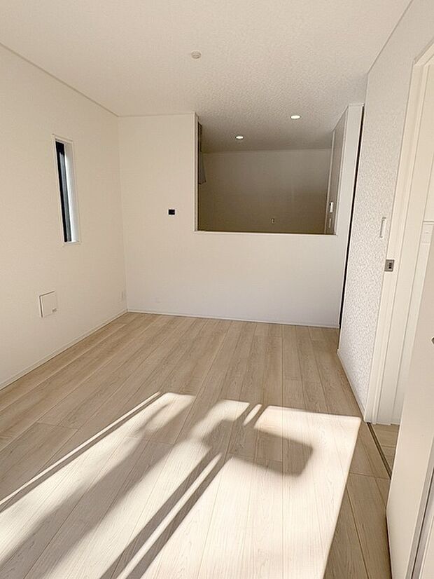 家族の集まるリビングは気持ちの良い自然光が差し込む団欒空間。室内のご見学予約も随時、受付中ですのでお気軽にお問合せください。 