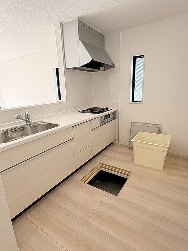 キッチンコンロスペースの近くには、空気の入れ替えが可能な開口部を設置!! お料理をする際には、換気扇を回しながら匂いが籠らない様に開放してお料理もお楽しみ頂けます。