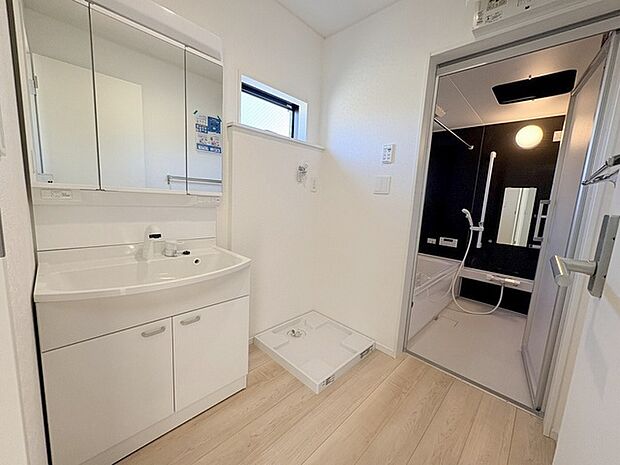 三面鏡に洗面台。 コンセントに照明機能、多機能性を備えた設備です。