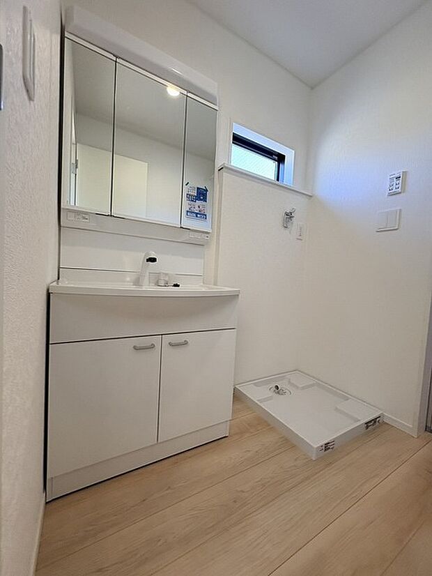 三面鏡に洗面台。 コンセントに照明機能、多機能性を備えた設備です。