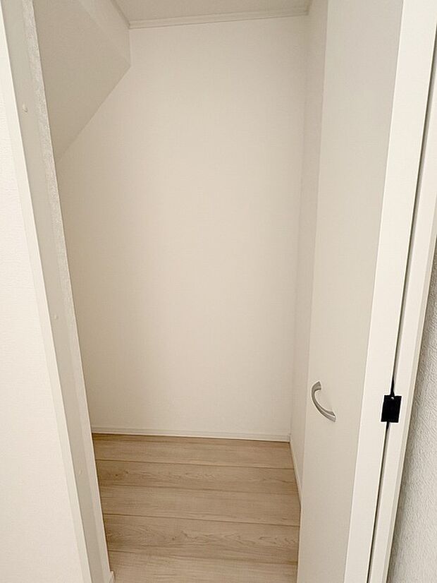 収納スペースがたっぷりと確保されたこの物件では、生活をより快適に送ることができます。