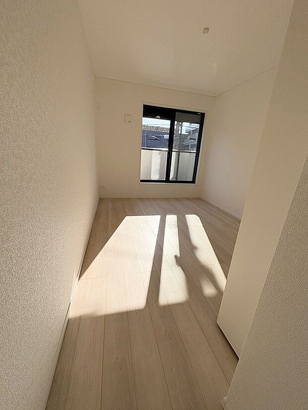 スマートなデザインと賢い収納が生活を快適にします。広々とした雰囲気を演出する工夫が施され、生活空間の魅力を引き出します。  