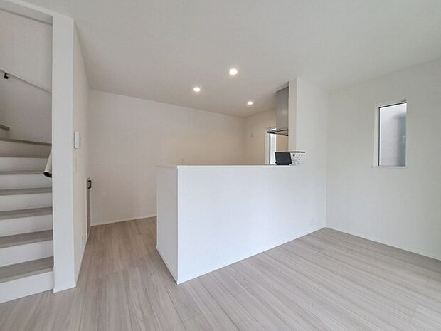 カウンターキッチンならではの開放的な見通し、全体が見渡せることでご家族の団欒スペースもより明るく笑顔が溢れる空間となります。