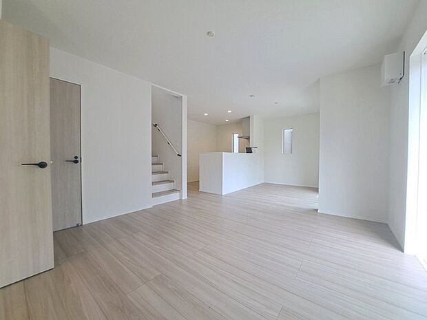 家族みんなが集まるリビング。広さを重視した家族全員が集まれるリビングは、住む上で大事な空間になります。