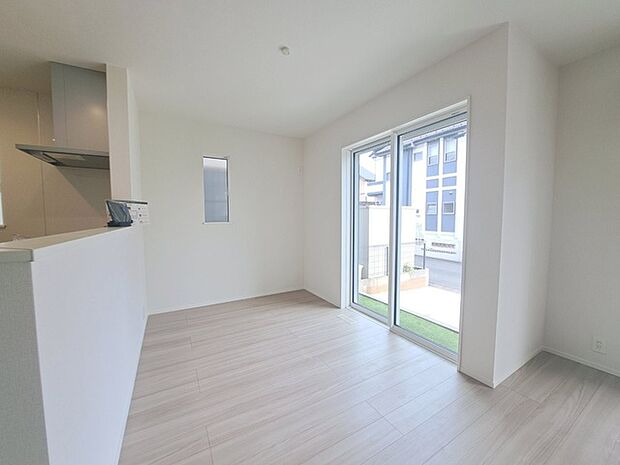 家族が食事するダイニングスペースをキッチンから見渡せる設計に。お料理をしながら家族とのコミュニケーションが増えそうな予感。