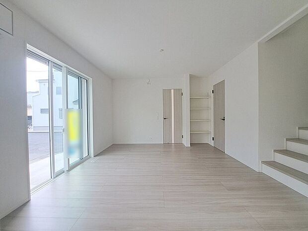 家族の集まるリビングは気持ちの良い自然光が差し込む団欒空間。室内のご見学予約も随時、受付中ですのでお気軽にお問合せください。