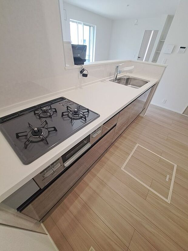 カウンターキッチンならではの開放的な見通し、全体が見渡せることでご家族の団欒スペースもより明るく笑顔が溢れる空間となります。