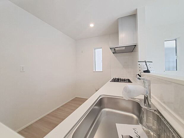 キッチンコンロスペースの近くには、空気の入れ替えが可能な開口部を設置!! お料理をする際には、換気扇を回しながら匂いが籠らない様に開放してお料理もお楽しみ頂けます。