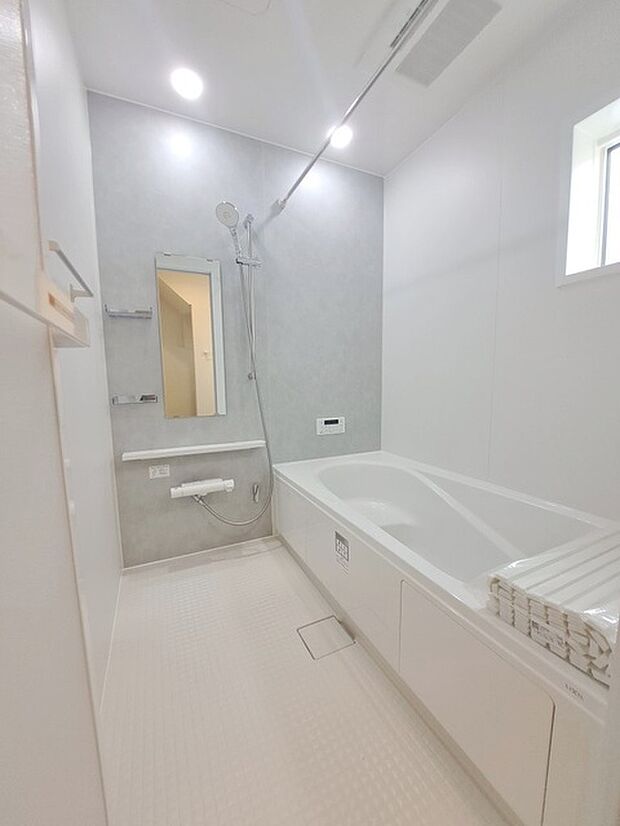 一日の疲れを癒してくれるゆったりとしたバスルームです。