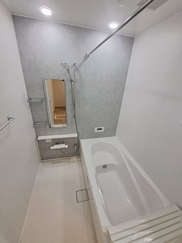 一日の疲れを癒してくれるゆったりとしたバスルームです。