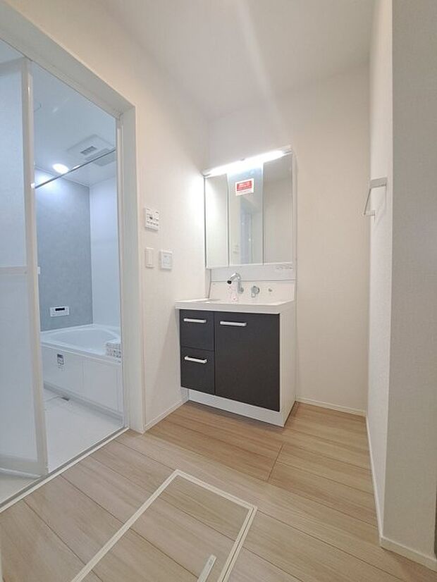 三面鏡に洗面台。 コンセントに照明機能、多機能性を備えた設備です。