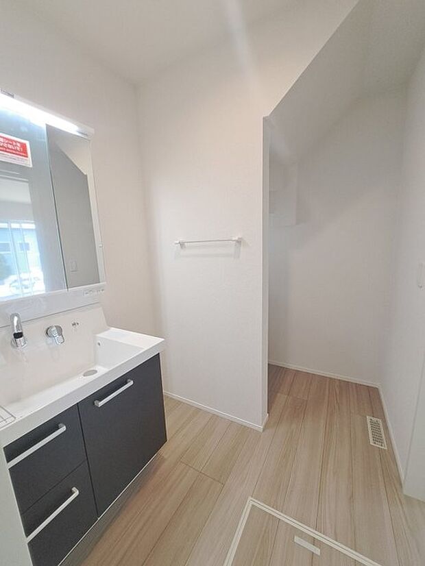 使いやすいタイプの洗面化粧台のあるランドリースペース