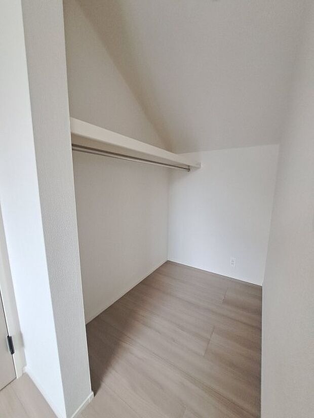 収納スペースがたっぷりと確保されたこの物件では、生活をより快適に送ることができます。