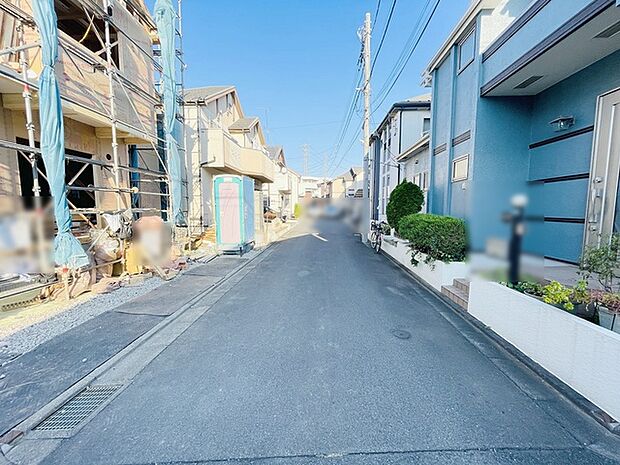 安心して暮らすことのできる住宅街。 住宅地の道路は一般に交通量が少なく車などの騒音が少ないため、住民にとって静かな生活環境が提供されます。