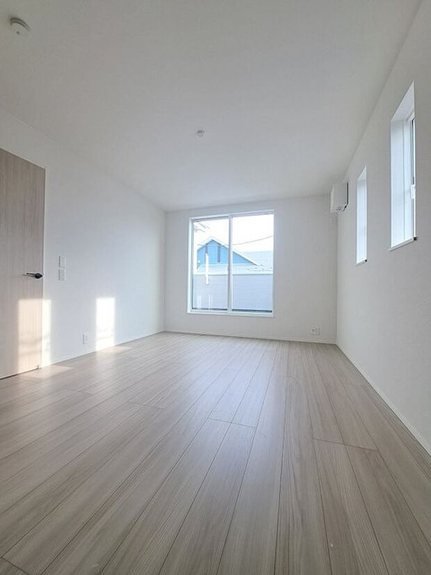 洋室はモダンなデザインと機能性を備え、快適な生活空間に。明るい窓から差し込む自然光が広々とした空間をさらに明るく開放的に感じさせます。