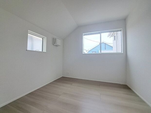 勾配天井の2階のお部屋。この勾配の角度がお洒落な雰囲気を感じさせてくれます。