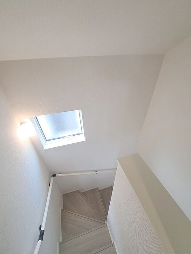 実際に室内をご見学頂くと生活のイメージが広がると思います。家具を置いたイメージや窓からの景色など。周辺で販売に出している物件も一緒にまとめてご見学頂き、比較する事もできます。