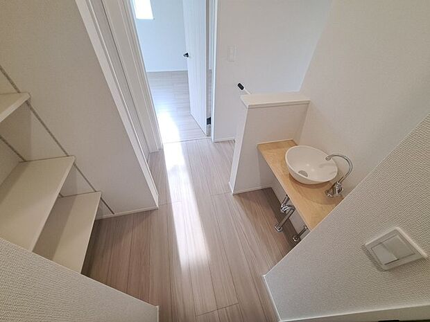 実際に室内をご見学頂くと生活のイメージが広がると思います。家具を置いたイメージや窓からの景色など。周辺で販売に出している物件も一緒にまとめてご見学頂き、比較する事もできます。