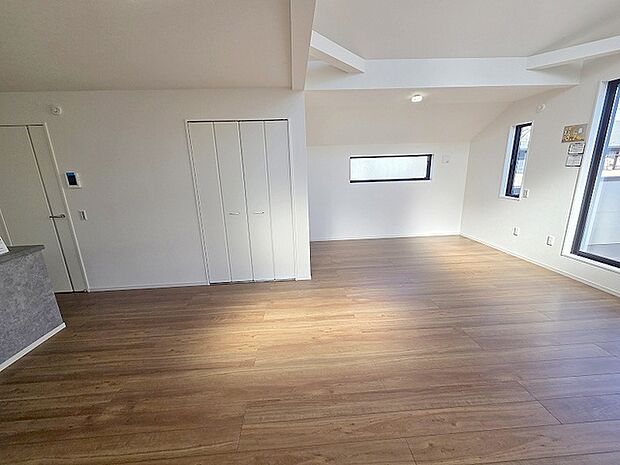 家族が一番集まる場所だから広々としつつも素敵な空間であって欲しい。みんながくつろぐリビングからキッチンまでが一つの空間のように繋がる間取り。 