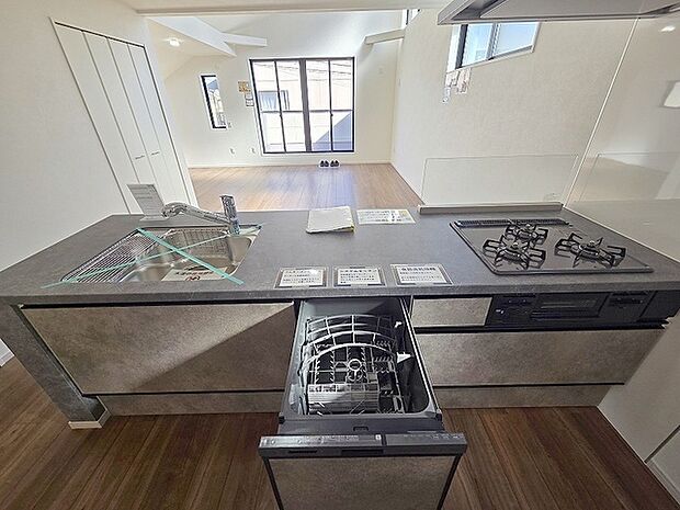 毎日の家事をサポートしてくれる食洗器も標準に装備。ちょっと嬉しい設備です 