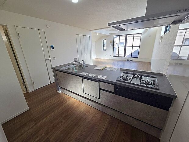 お料理をしながらリビングの家族やゲストとの会話が楽しめるカウンタータイプのキッチン。毎日のお料理を楽しく快適に。 