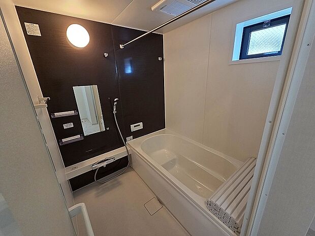 一日の疲れを癒してくれるゆったりとしたバスルームです。 