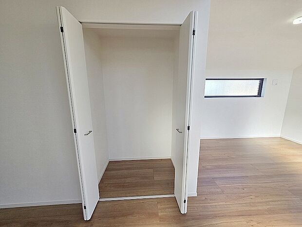 各所に効率的に配置された収納スペースがあり、日常のモノをすっきりと収納できます。 