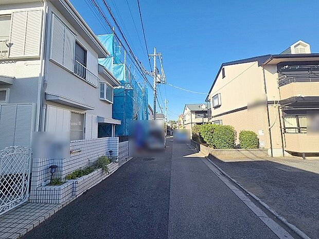 安心して暮らすことのできる住宅街。　住宅地の道路は一般に交通量が少なく車などの騒音が少ないため、住民にとって静かな生活環境が提供されます。 